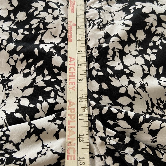Croft & Barrow Floral Print Capris Black and White Pockets Size 12 - Picture 10 of 11